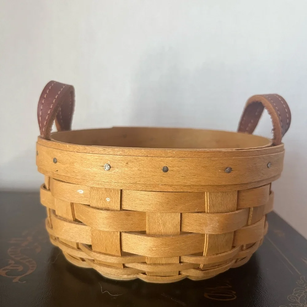 Longaberger‎ basket.
